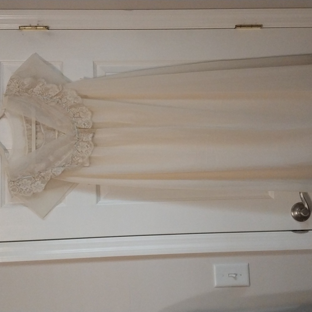 Shadowline Vintage 1960s Peignoir Set 2 pc Ivory/pale blue trim,lace. Medium